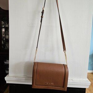 MICHAEL KORS JET SET LARGE SAFFIANO LEATHER CROSSBODY BAG. COLOR: LUGGAGE